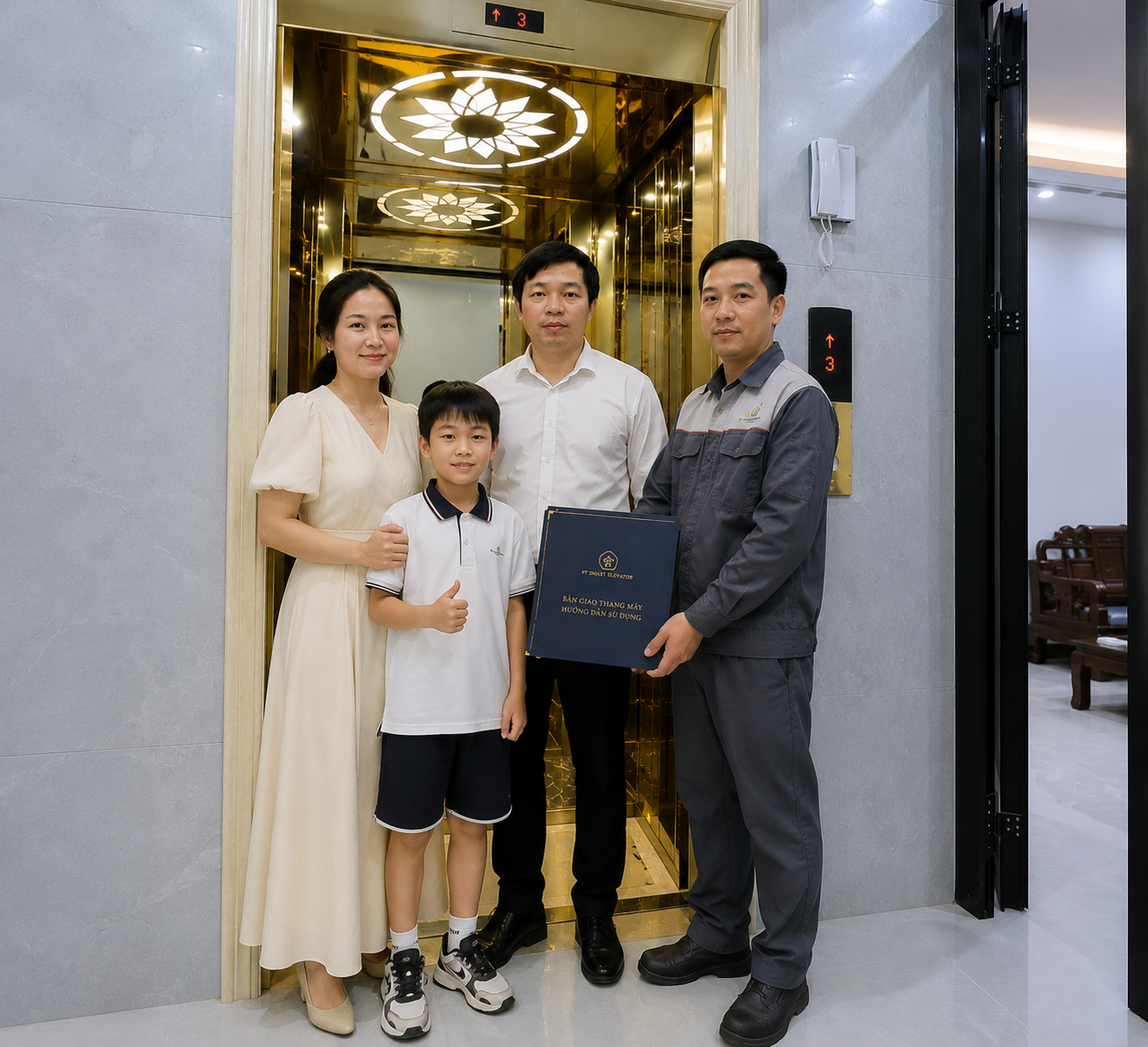 Gia đình nhận bàn giao thang máy gia đình cao cấp từ kỹ thuật viên trong nhà ở hiện đại